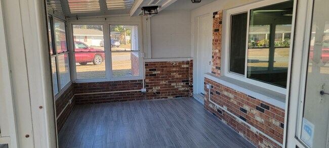 Foto del edificio - 5214 Forest Hills Dr