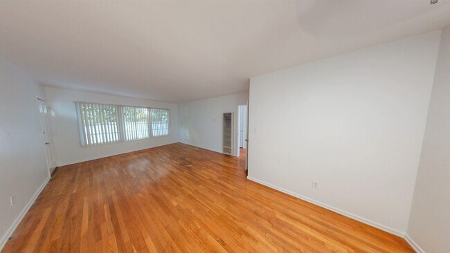 Foto del edificio - 1230 McClellan Dr