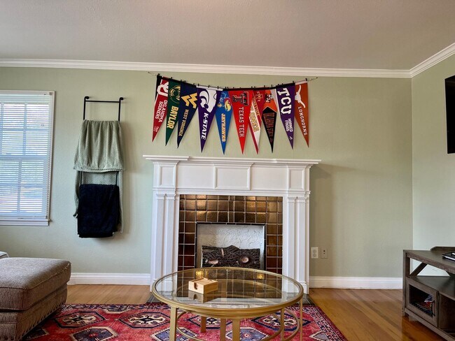 Foto del edificio - Move-in Ready Oasis Awaits in Tech Terrace!