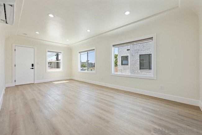Building Photo - 3764 Villa Terrace