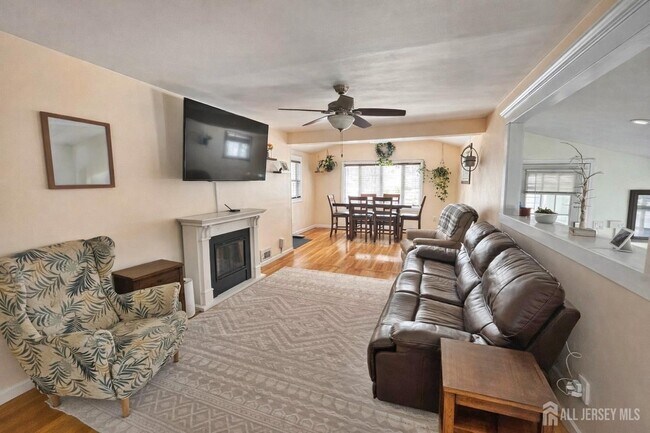 Foto del edificio - 100 Pinetree Dr