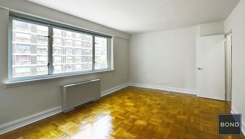 Primary Photo - 200 E 71st St