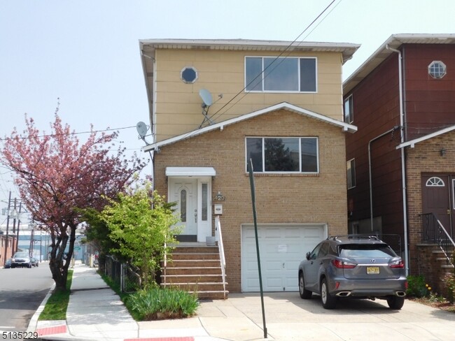 Building Photo - 420 7th St