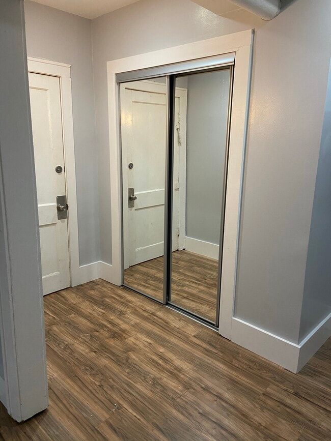 Foto del edificio - 1388 Hall Ave