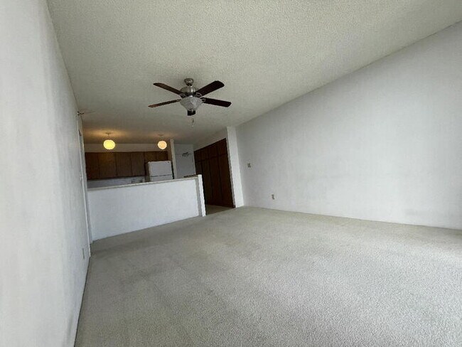 Building Photo - PEARL REGENCY 1/1/1 PH, sec, W/D, D/W, A/C...