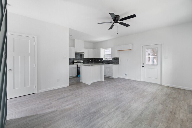 Photo - S LAREDO SE TO FRIO CITY RD SA House