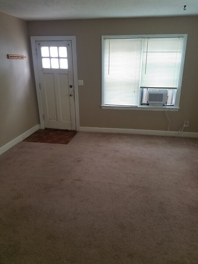 Building Photo - Spacious 1 bed, 1 bath duplex walking dist...
