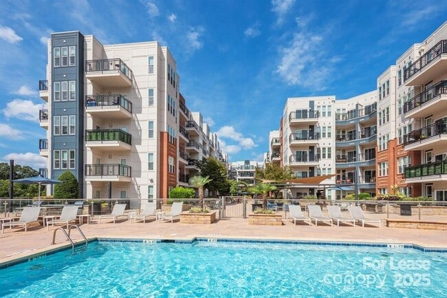 Building Photo - 902 W 4th St