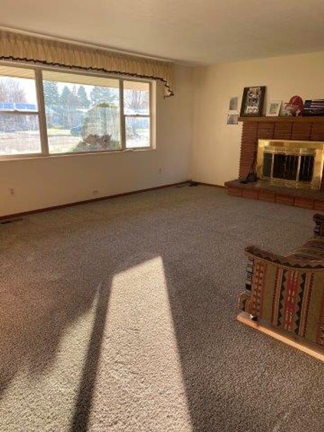 Building Photo - RENT REDUCTION! 3 Bed 1.5 Bath Home for Re...