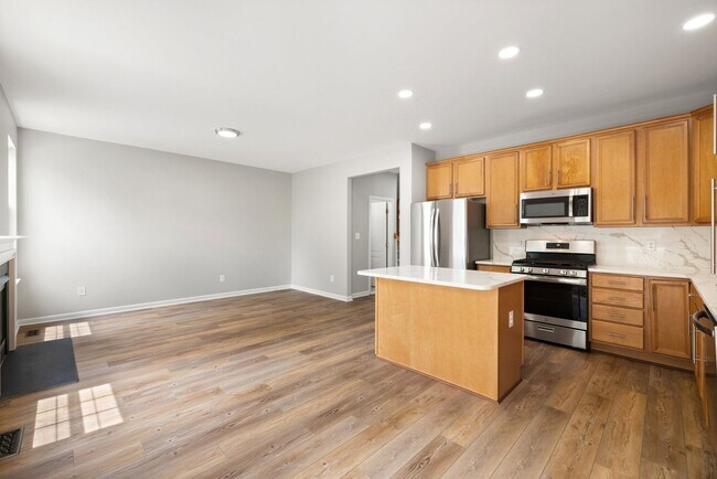 Building Photo - Spacious Townhome with 2-Car Garage in Bel...