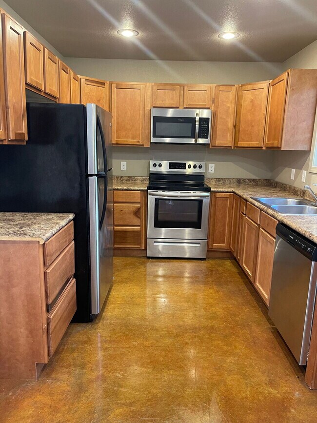 Foto del edificio - "Charming 3-Bedroom Haven with 2.5 Baths in the Heart of Jonesboro – 1,000 Sq Ft of Comfort at 51...