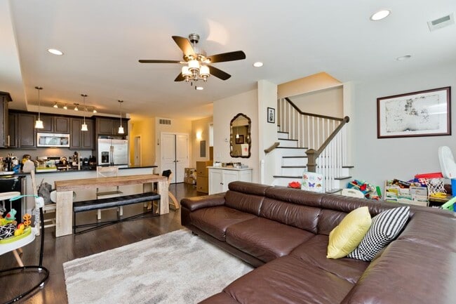 Building Photo - 4 bedroom in Chicago IL 60618