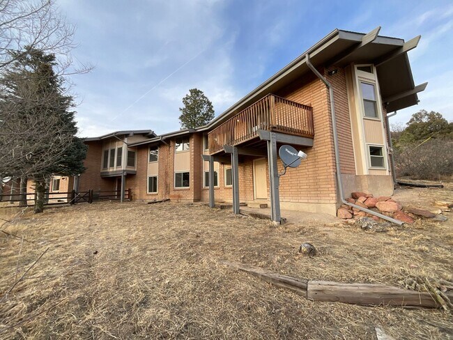 Building Photo - 5 Bedroom Home, 4.61 Acres, Available Near...