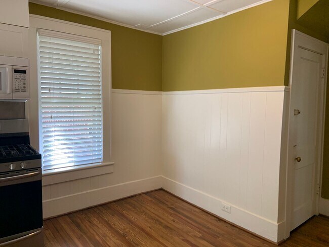Building Photo - Adorable 2 Bedroom apartment located close to Downtown-1st floor unit