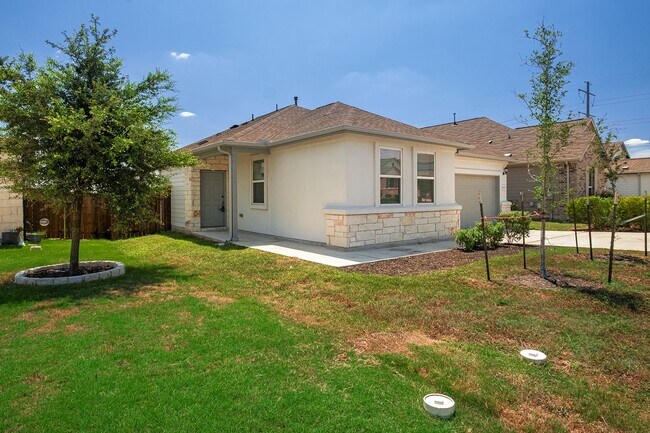 Foto del edificio - Homey 4 Bedroom, 2 Bath, 1-Story Home in H...