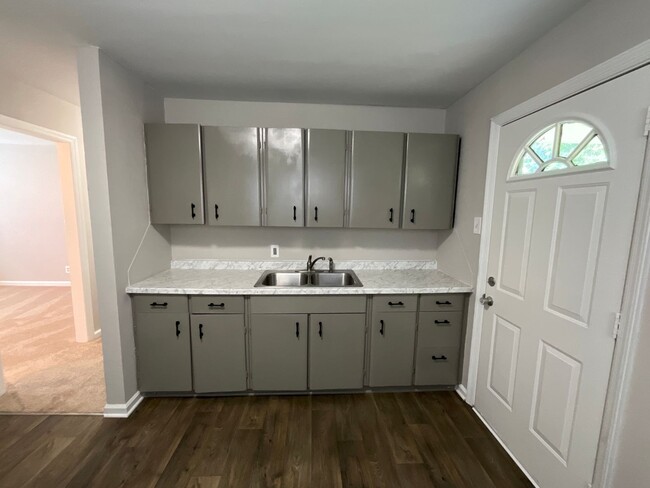 Building Photo - Cute 2 bedroom 1 bath bungalow in Greensbo...