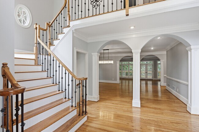 Building Photo - 4563 Fountain Dr NE