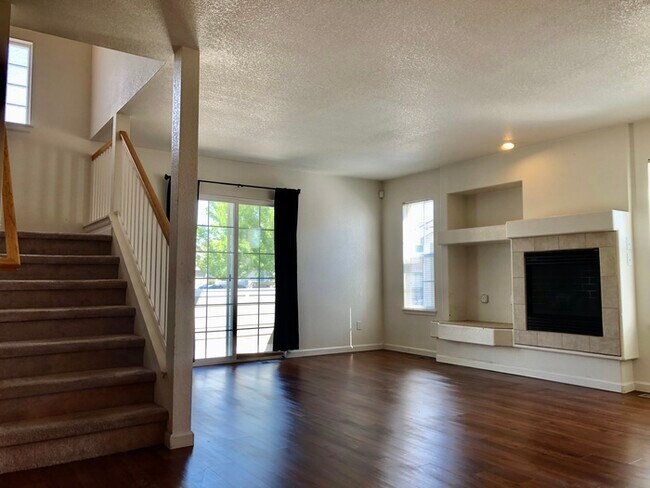 Building Photo - Stunning Townhome in Loveland!