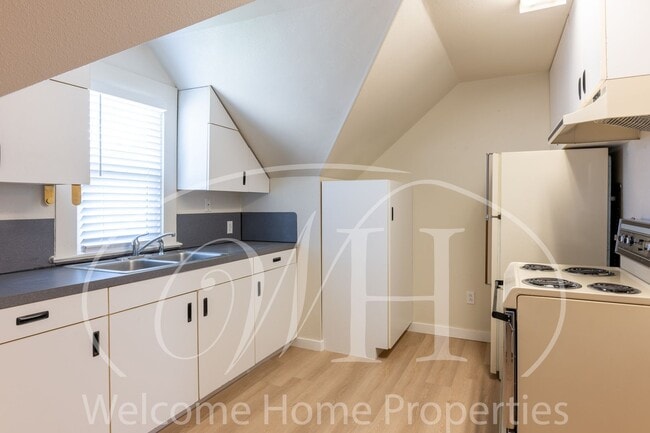 Building Photo - Spacious Attic Apartment Close to WWU