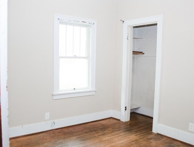 Foto del edificio - 4 Bedroom 2 Bath on Campus
