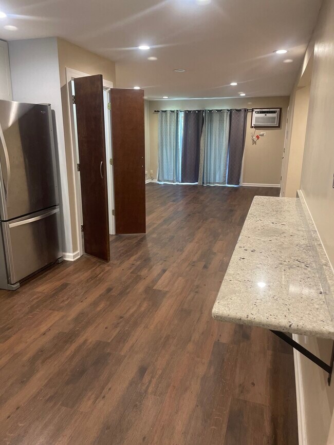 Foto del edificio - 1221 Whispering Hills Ct