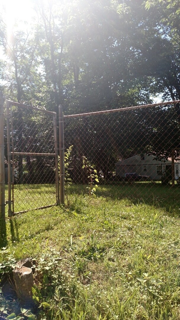 Foto del edificio - Charming Two-Bedroom Home with Garage in Knoxville