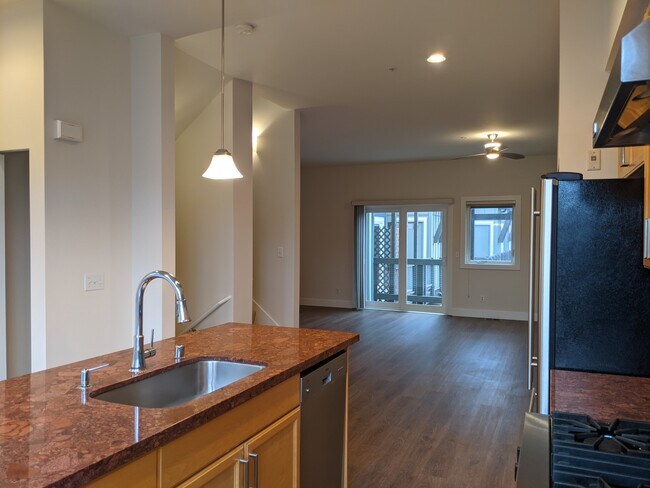 Foto del edificio - z-053025-Urbane Townhomes