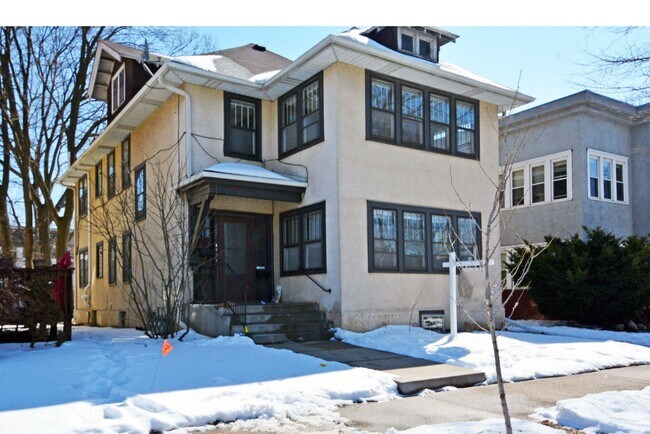 Building Photo - Spacious Studio Unit Available in Minneapolis - Great Location!