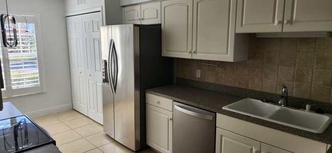 Foto del edificio - 4925 Sandra Bay Dr