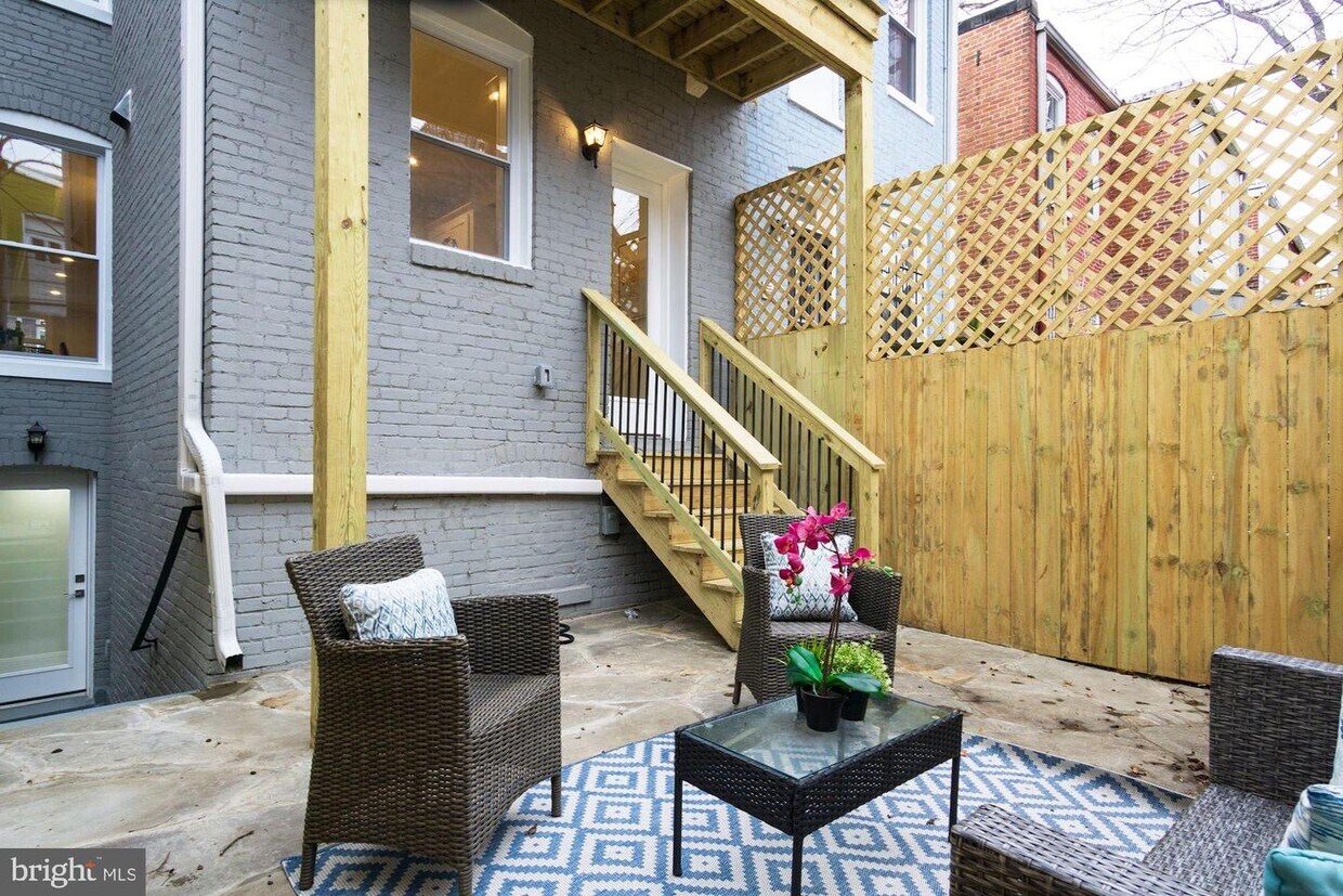 Primary Photo - 1437 Monroe St NW