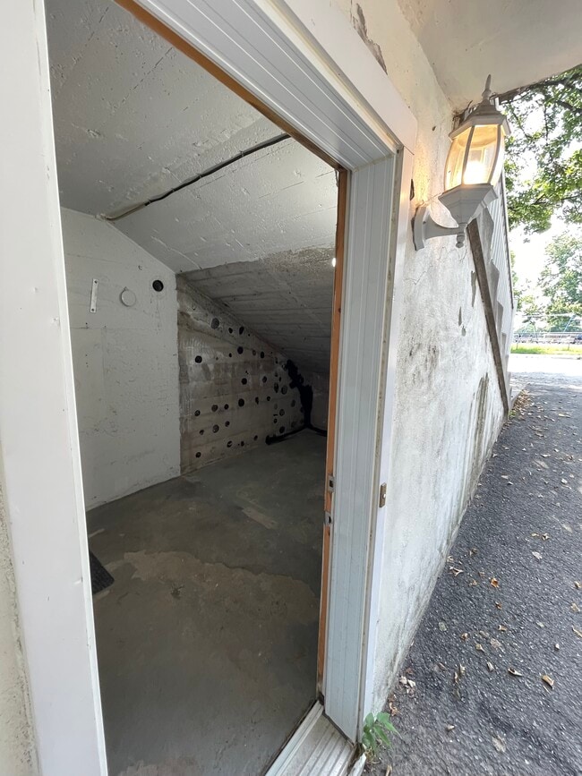 Private entry and storage - 2839A Rue Arcand
