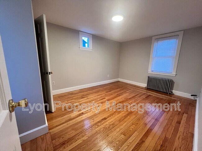 Building Photo - 1594 Lonsdale Ave