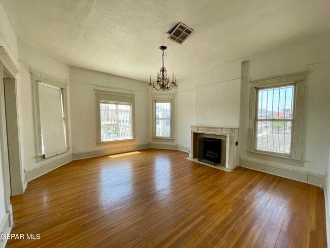 Building Photo - 901 E Rio Grande Ave