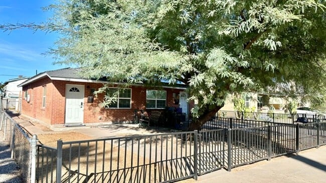 Utilities Included (a $200+ Savings). Charming Updated Duplex Home in Historic District! - Utilities Included (a $200+ Savings). Charming Updated Duplex Home in Historic District!