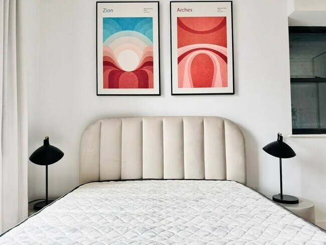 Foto del edificio - Furnished room/NOT APARTMENT