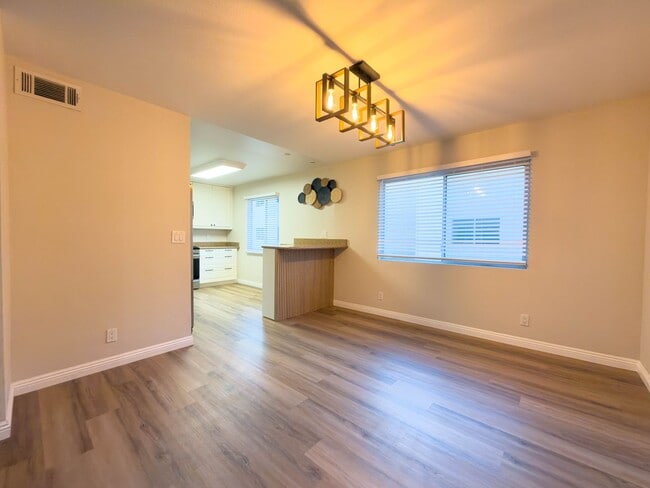 Foto del edificio - Spacious 4BR with Bonus Room in Cabrini Villas!