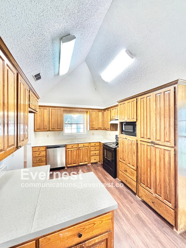 Building Photo - 698 Buttercup Dr