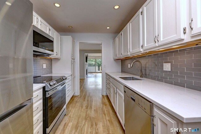 Building Photo - 105 Harbor Dr