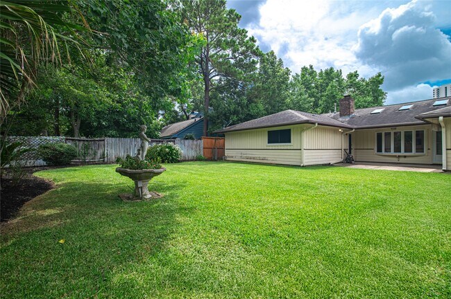 Foto del edificio - 319 Forest Lake Dr
