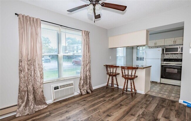 Building Photo - Bright & Spacious Unit with Natural Light
