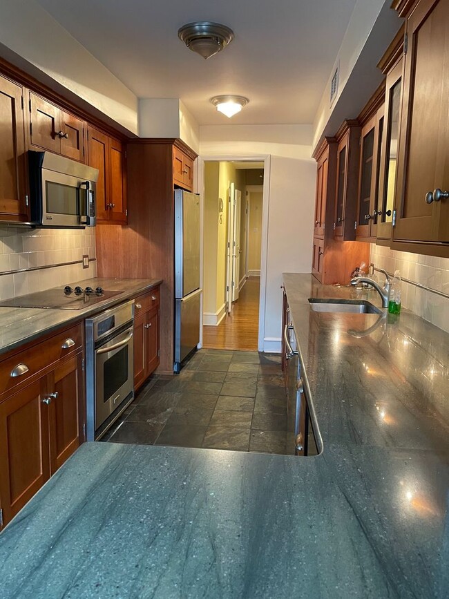 Building Photo - Huge 2 bed, 2 bath Condo in Washington Squ...