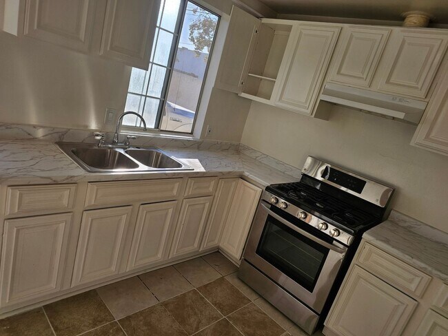 Foto del edificio - Charming 3BR Condo in Fontana