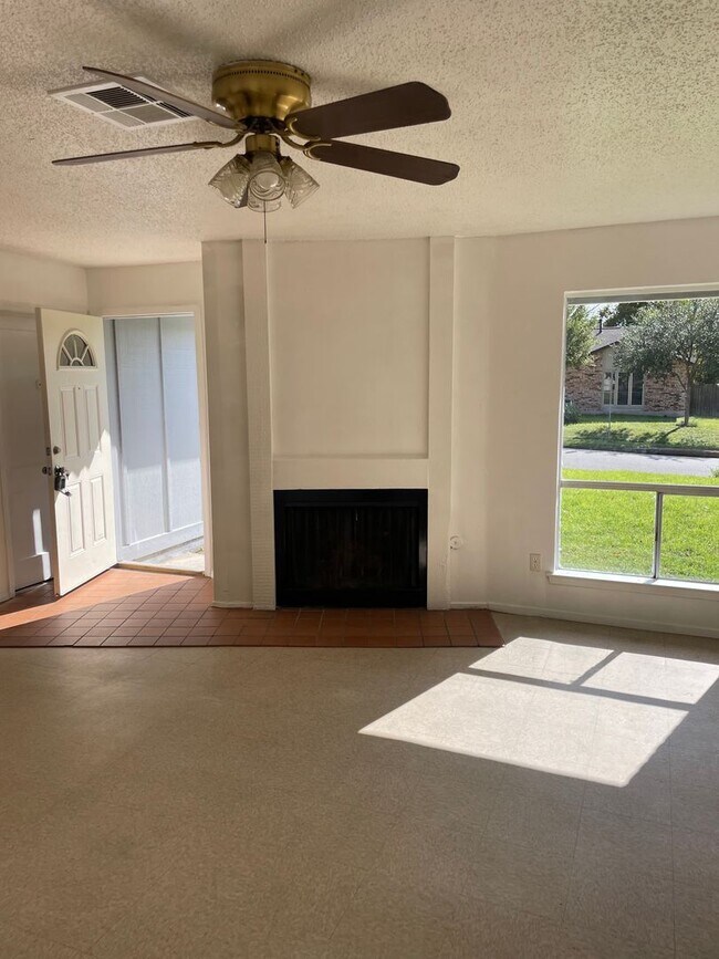 Building Photo - Lovely 3 bedroom/2 bath on a corner lot