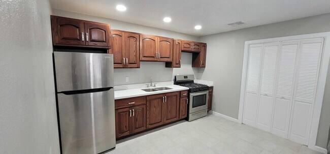 Foto del edificio - 3031 Findley Ave