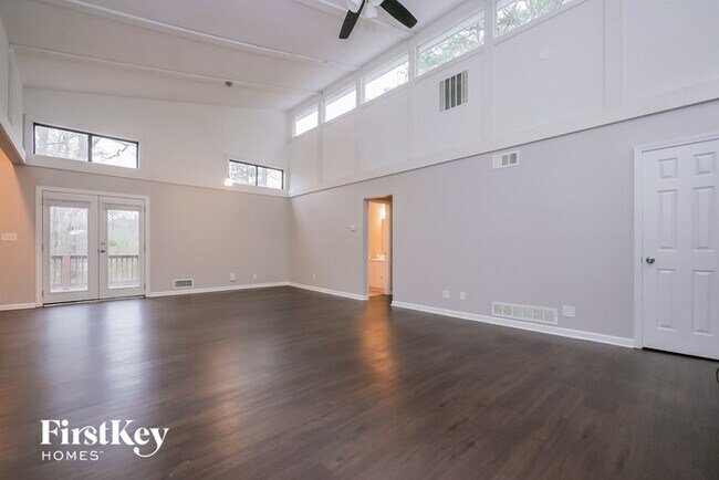Building Photo - 70-12 12 Springs Dr