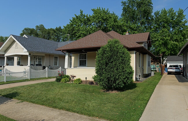 Building Photo - 824 Lebanon St