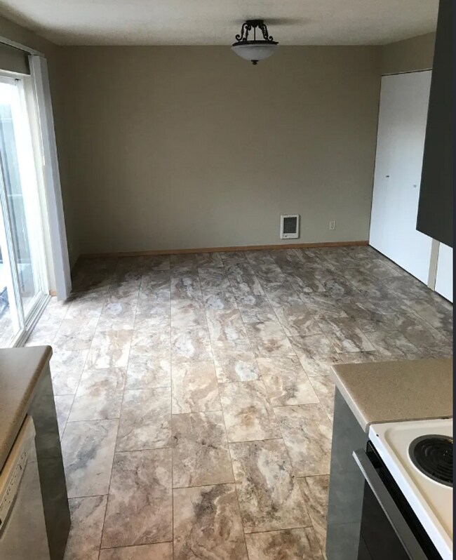 Foto del edificio - Recently Renovated 3 Bed/1 Bath Duplex Unit - Metolius Ave