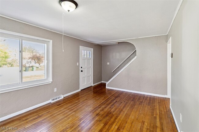 Building Photo - 715 E 258th St