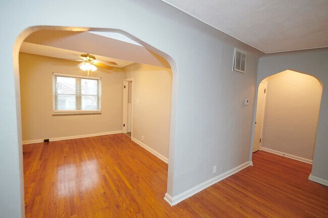 Foto del edificio - 5823 Lindenwood Ave