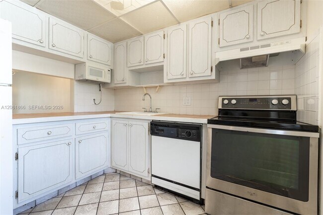 Foto del edificio - 7877 Golf Cir Dr